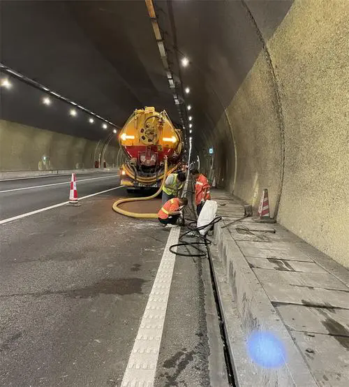 丛台隧道排水渠清淤